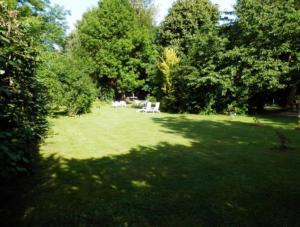 a lawn with a table and chairs in a park at Heidtschmidhof Abendsonne in Wolgast