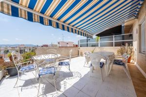 a patio with a table and chairs on a balcony at Ático Cesar Cataldo in Benicarló