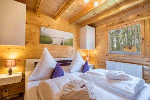 a bedroom with two beds in a wooden cabin at Ferienhaus 4 Familie Täubert in Klein Uhyst
