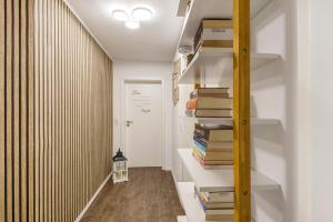 a hallway with a book shelf filled with books at Ferienwohnung Andreas in Naumburg