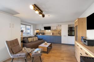 a living room with a couch and a kitchen at Ferienwohnung Andreas in Naumburg