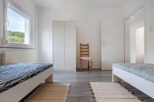 a bedroom with two beds and a window at Haus am Garten in Brunkensen