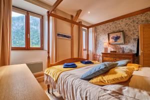 a bedroom with two beds and a window at Jacuzzi Sauna Terrasse Venosc in Les Deux Alpes