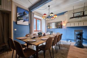 a dining room with a long table and chairs at Jacuzzi Sauna Terrasse Venosc in Les Deux Alpes