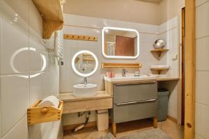 a bathroom with a sink and a mirror at Jacuzzi Sauna Terrasse Venosc in Les Deux Alpes +35 photos