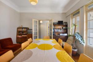a dining room with a table and chairs at A Casa Formosa in Porto