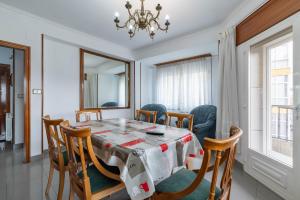 a dining room with a table and chairs at Piso Calle Sarria in Monforte de Lemos