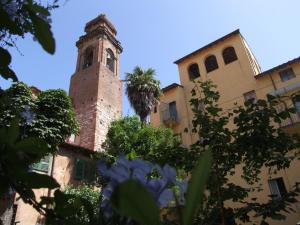 un edificio con una torre e una palma di Le Volte a Pisa