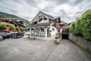 a building in the middle of a parking lot at Appartement chalet - Le Caribou in Morzine