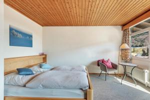 two beds in a bedroom with a wooden ceiling at Fidelis-Bühl Muggenbrunn in Todtnau