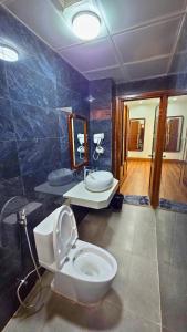a bathroom with a toilet and a sink at Viet Son Lam Hotel in Dồng Văn
