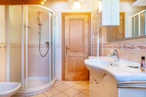 a bathroom with two sinks and a shower at Cuore delle Dolomiti in Tonadico