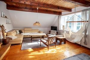 a living room with a couch and a hammock at Ferienwohnung Dien Uttied in Grasberg