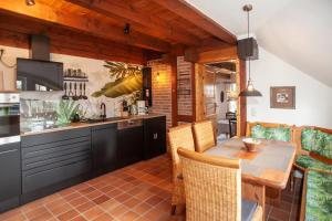 a kitchen and dining room with a wooden table at Ferienwohnung Dien Uttied in Grasberg