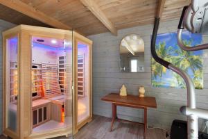 a glass room with a wooden table and a room with a room at Fewo Standfuss in Dausenau