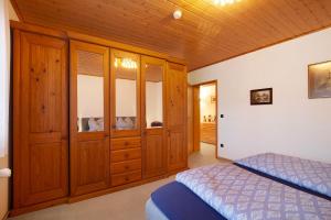 a bedroom with wooden cabinets and a bed at Fewo Standfuss in Dausenau