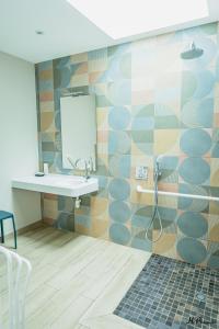 a bathroom with a sink and a mirror at Ô Pré des Fleurs in Amanlis