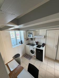a small kitchen with a stove and a microwave at L'échoppe Rochelaise in La Rochelle