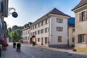 a cobblestone street in a town with buildings at Zollhaus - Doppelzimmer in Endingen