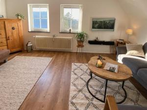 a living room with a couch and a table at Naturpause Ferienwohnung in Schmallenberg