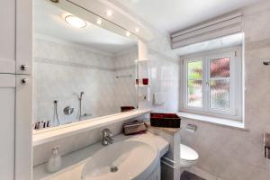 a bathroom with a tub and a toilet and a sink at Apartment Kreutnerbinderhof in Terlano +16 photos