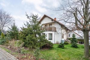 a white house with a tree in the yard at Fewo Omatina in Bannewitz