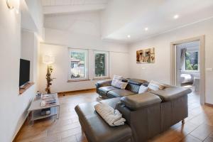 a living room with a couch and a television at Ca di Perti Apt 3 in Finale Ligure