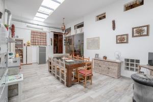 a kitchen with a table and chairs and a counter at Casa Encarnacion in Granada