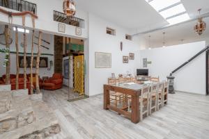 a gallery with a table and chairs in a room at Casa Encarnacion in Granada