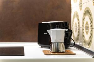 a coffee maker sitting on a counter next to a coffeemaker at Pollicita 80 in Chiaramonte Gulfi