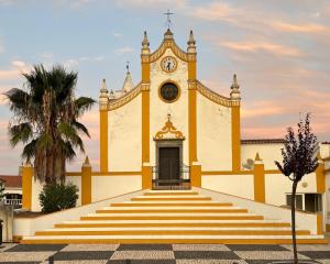 a building with a clock on the front of it at Casa do Aguadeiro in São Marcos do Campo