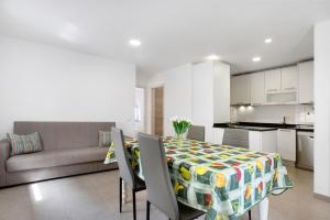 a kitchen and dining room with a table and chairs at Casa Ribeiro Alojamento Local in São Martinho do Porto
