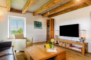 a living room with a television and a couch at Gästehaus Wüpping 3 in Salem