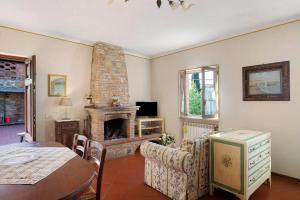a living room with a fireplace and a table at Emma e Adele House in Marlia