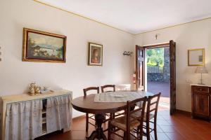 a dining room with a table and chairs at Emma e Adele House in Marlia