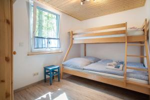 a bedroom with bunk beds in a tiny house at Bungalow Hörselberg, Bgl 15 in Dranske