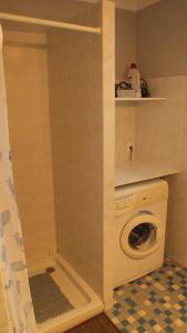 a laundry room with a washing machine and a washer at Gîte du Poney Fringant in Saint-Paul-Trois-Châteaux
