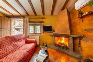 a living room with a couch and a fireplace at Casa Rural Jaraiz Vip in Laroya