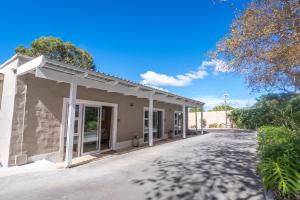 an image of a house with a driveway at The Palm Suites in Meadowridge
