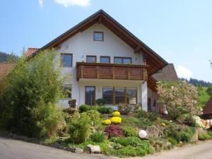 a house with a garden in front of it at Wohnung mit Terasse im Schwarzwald in Seebach