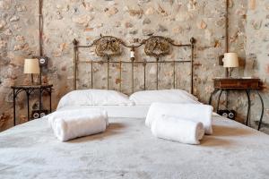 a bedroom with a bed with two towels on it at Casa Encanto con Jacuzzi in Montroig