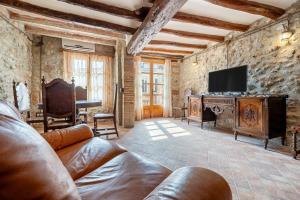 a living room with a couch and a flat screen tv at Casa Encanto con Jacuzzi in Montroig