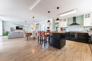 a kitchen and living room with a table and chairs at Villa Sueños in Mijas