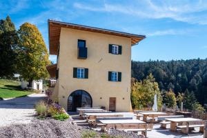 a building with picnic tables in front of it at Hof im Thal Apt Lärche in Aldino