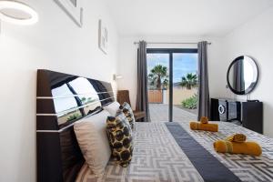 a bedroom with a bed with a view of the ocean at Recanto Dourado in Porto Santo