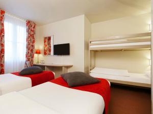 a hotel room with two beds and a bunk bed at Campanile Val de France in Magny-le-Hongre