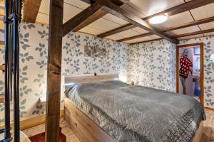 a bedroom with a bed in a room at Haus Luise in Stapelburg