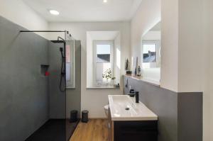 a bathroom with a sink and a shower at Ferienwohnung Eichendorff in Nordhausen +27 photos