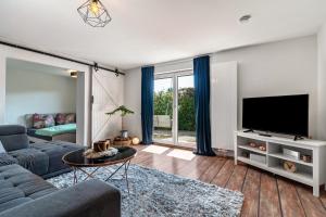 a living room with a couch and a tv at Ferienwohnung Schwarzwaldmädel in Seelbach