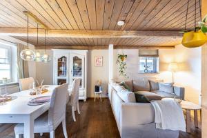 a living room with a couch and a table at Jules Reetdachkate in Mildstedt